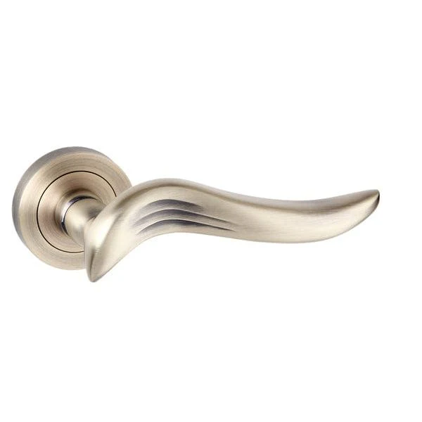Old English Oxford Lever on Round Rose