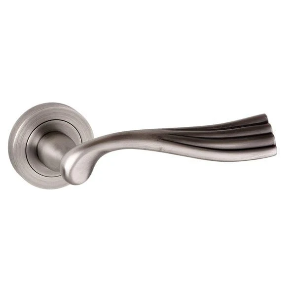 Old English Richmond Lever on Round Rose