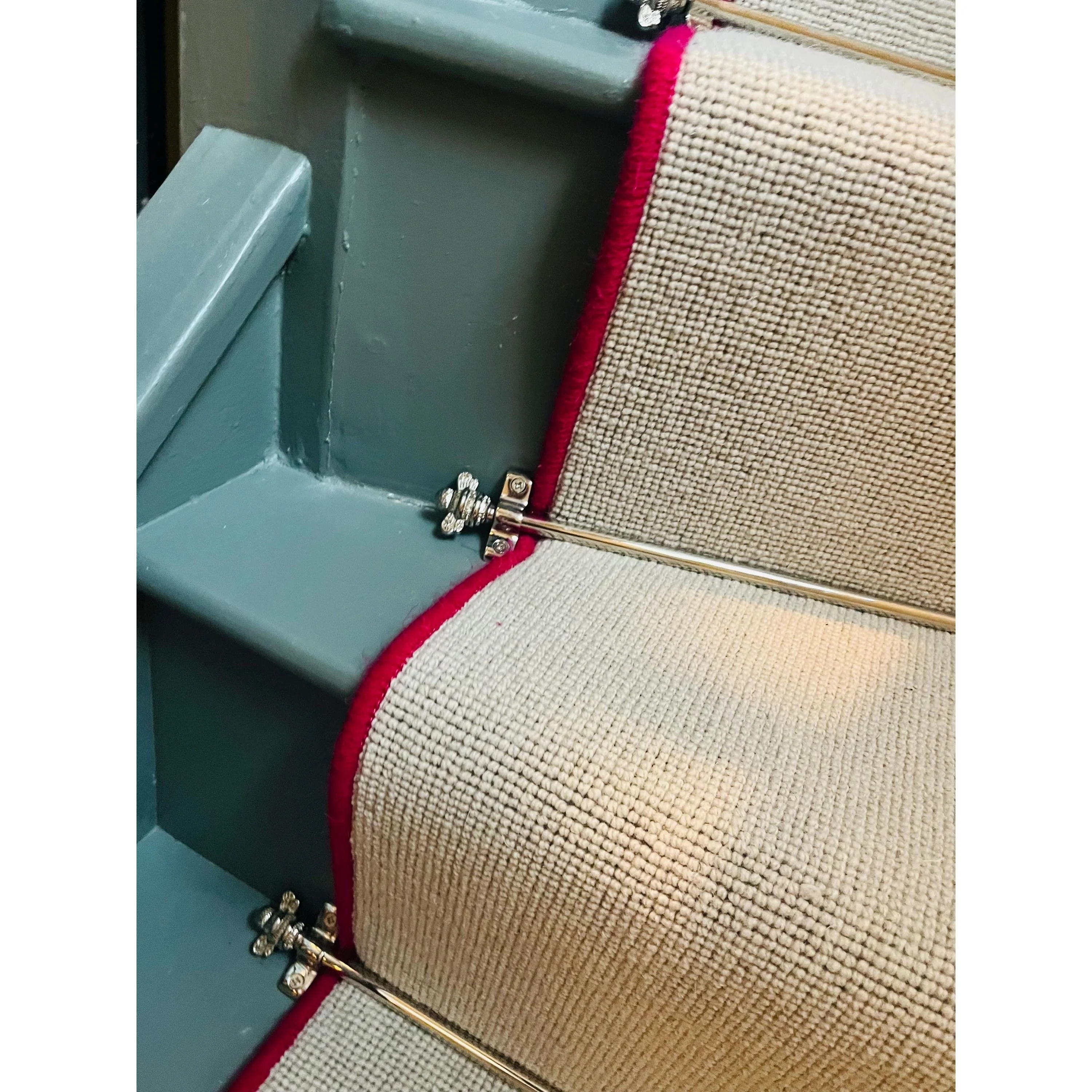 Polished Brass Finish Stair Rods with Brass Bee Finials - 900mm - Image 7